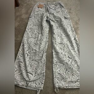 Super cute patterned cargo pants, pants tie at the bottom&at the waist, new!!